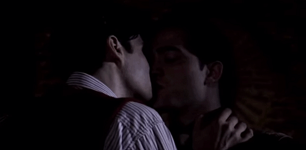 Robert Pattinson v líbací scéně s mužem.