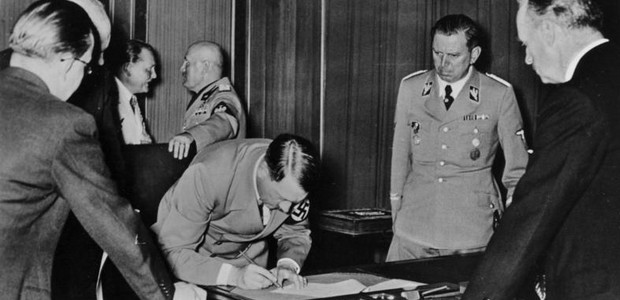 Adolf Hitler podepisuje Mnichovskou dohodu. Další válka je stejně neodvratná a změní osud celého světa.