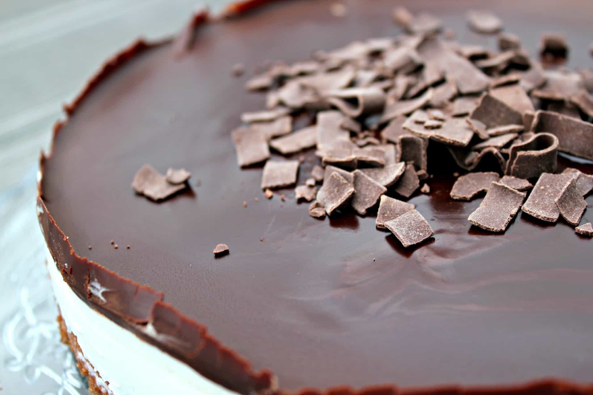 Míša dort můžete ozdobit například čokoládovými hoblinkami.