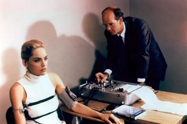 Scéna s výslechem Sharon Stone se dostala do učebnic historie filmu. Scéna s výslechem Sharon Stone se dostala do učebnic historie filmu.