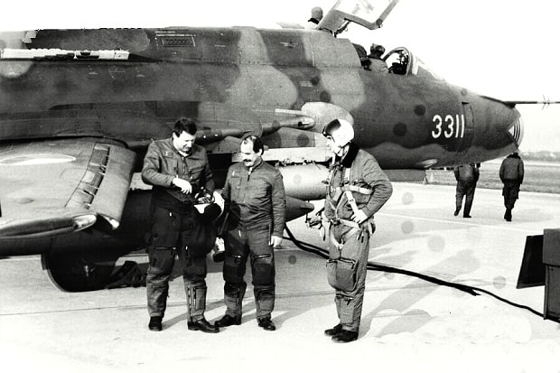 Piloti pplk. Hendrych a mjr. Pornecký u SU-22.
