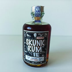 Skunk rum lahev